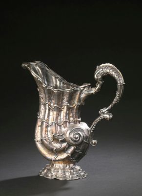 un pichet ancien en argent sur fond noir, avec un fond noir