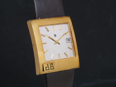 une image représentant une montre dorée et noire sur fond noir