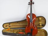 un violon posé sur le sol dans un étui