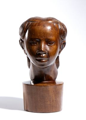 sculpture en bois représentant une tête de femme, posée sur un socle en bois