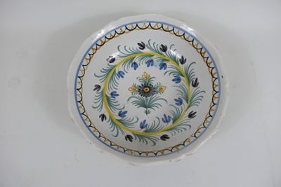 une assiette blanche ornée de motifs bleus et jaunes
