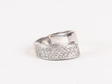 une image d'une bague en diamant sur fond blanc