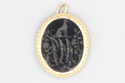 Pendentif en or orné d’une intaille sur onyx gravée d’un mon…