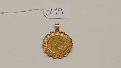 un pendentif en or orné d'un petit médaillon