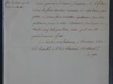 un vieux document écrit posé sur une table