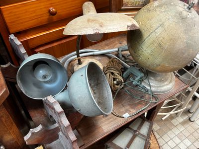 une table sur laquelle sont posés tout un tas de vieux objets