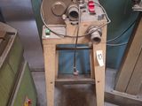 une machine posée sur une table dans une pièce