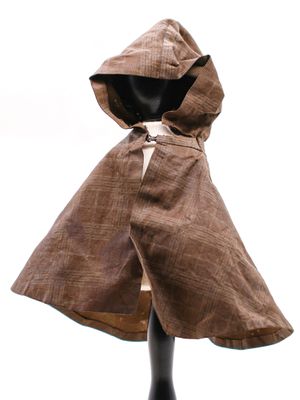 cape à capuche marron sur une tête de mannequin