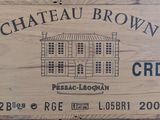 une pancarte en bois sur laquelle est inscrit « Château Brown »