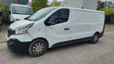 une camionnette blanche garée sur le parking