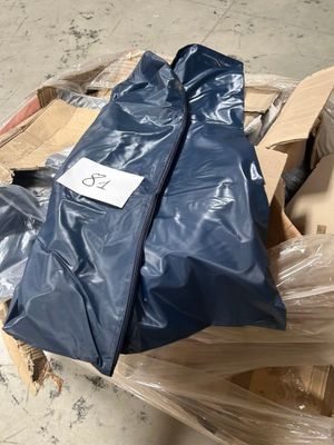 un sac bleu posé au sommet d'une pile de cartons