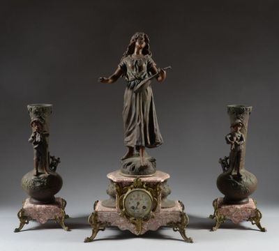 une statue représentant une femme debout sur un socle, à côté de trois vases