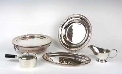 un plateau en argent avec une cuillère, un bol et une théière
