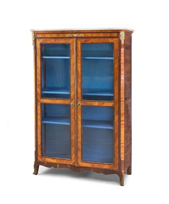 une photo d'une armoire en bois avec des portes vitrées et des tiroirs
