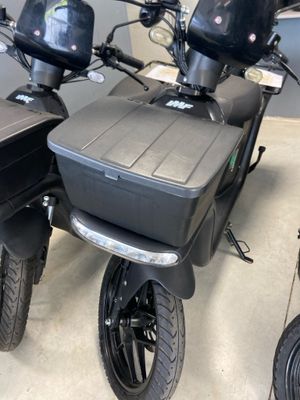 deux scooters garés l'un à côté de l'autre