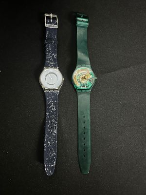 SWATCH. Deux montres de dame l'une bleu jeans et l'autre verte. En l'é - Photo 1