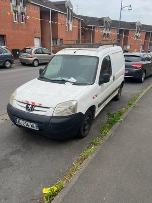 une camionnette blanche garée sur le côté de la rue