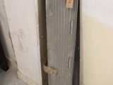 une image représentant un morceau de bois appuyé contre un mur