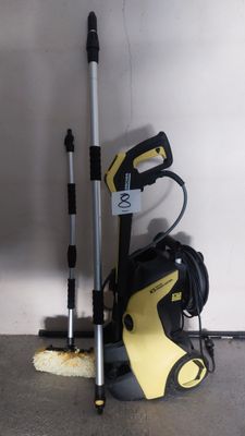 un balai-brosse jaune et noir et une serpillière noire et blanche