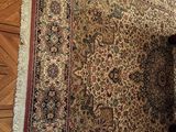 un grand tapis oriental sur le sol d'une pièce