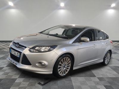 une photo d'une Ford Focus argentée garée dans un showroom