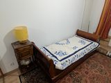 un lit dans une chambre avec un tapis au sol