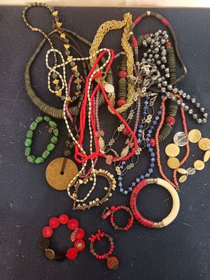 beaucoup de colliers et de bracelets posés sur la table