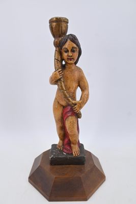 une image représentant une statue en bois d'une femme tenant une coupe