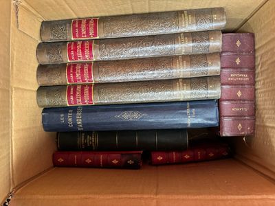plusieurs livres empilés dans une boîte