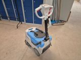 une machine bleue et blanche posée par terre