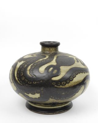 un vase noir et blanc orné d'un motif représentant une pieuvre
