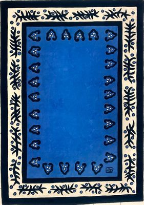 un tapis bleu orné de motifs noirs et blancs