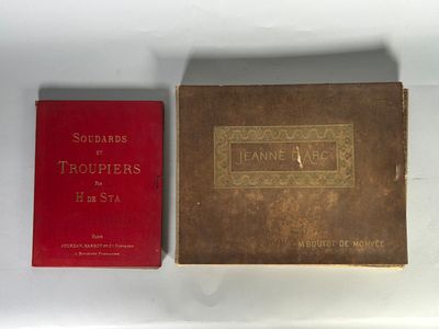 deux livres sont posés l'un à côté de l'autre sur une table