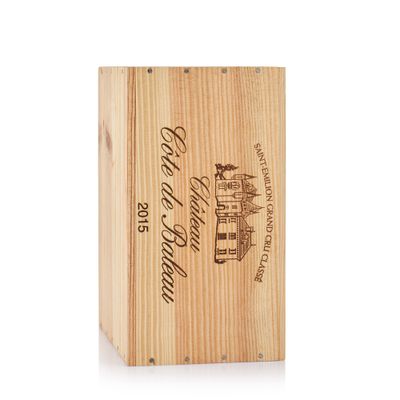 une boîte en bois contenant une bouteille de vin, sur fond blanc