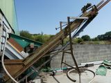 une grosse machine posée au sol
