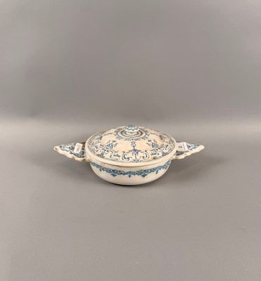 Bouillon à oreilles couvert en faïence à décor blanc/bleu de…