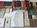 beaucoup de vieux livres posés ensemble sur une table