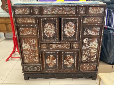 une armoire en bois dotée de nombreux tiroirs