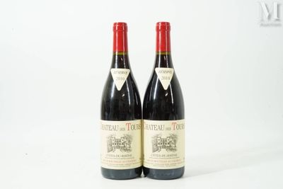 deux bouteilles de vin rouge posées l'une à côté de l'autre sur une surface blanche