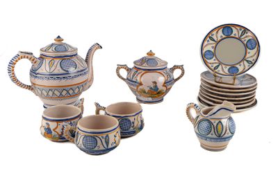 de nombreux types de théières et de tasses sur la table