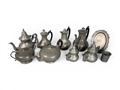 de nombreuses théières et tasses en argent posées sur un fond blanc