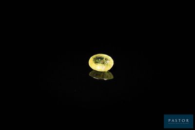un diamant jaune sur fond noir