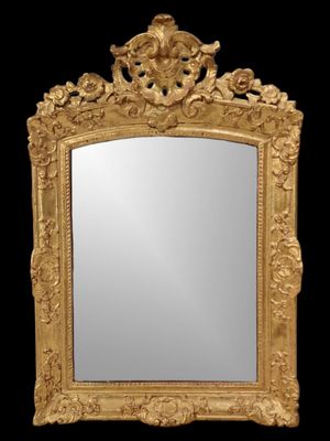 une image représentant un miroir à cadre doré sur fond noir