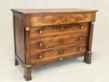 image d'une commode en bois sur fond blanc