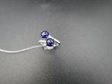 une bague sertie d'une pierre bleue, posée sur une table