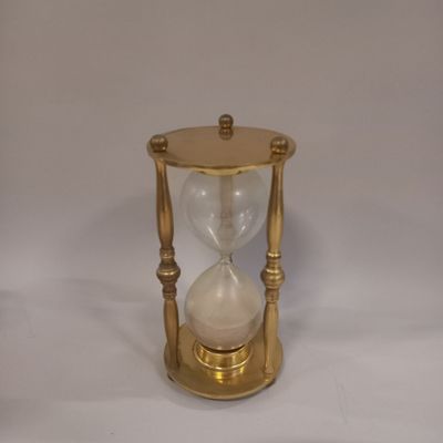 SABLIER en laiton à double ampoule.