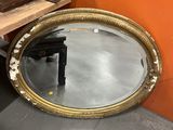 un miroir posé par terre à côté d'une table