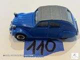 une petite voiture bleue posée sur une feuille de papier bleue