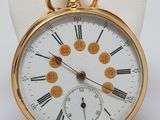 une montre de poche en or avec des chiffres romains