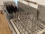 une machine qui contient beaucoup de bouteilles